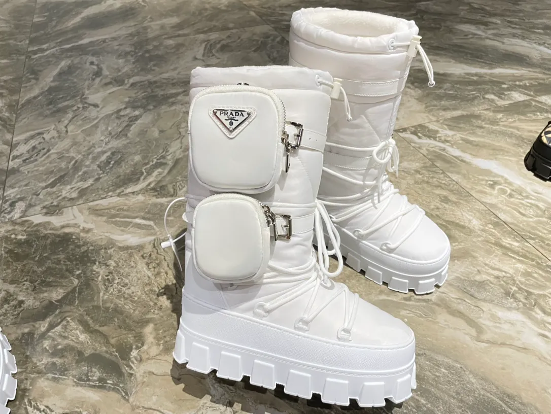 👟👟Ex-factory price 880👟👟 The highest version on the market, Prada's king style, snow boots, ski boots, fat and cute, so cute →_→ From the Prada limited series, unique. Shiny nylon Oblique upper with criss-cross straps for an ideal fit. The boots are made of technical fabric and have a short-cut version. They can be worn in the city or in the mountains. They make the calves slimmer, taller, warmer and have a concave shape. The boots and soles use the original waterproof effect. The size is 35-40. 41Customized